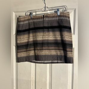 Old Navy gray size 6 skirt w interior lining